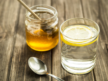 O que acontece com o açúcar no sangue se você beber água com limão e mel à noite?