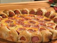 Receita pra sair da rotina: pizza com borda de cachorro-quente para quem não consegue escolher entre os dois lanches