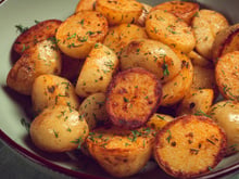 Os cozinheiros concordam: "Para obter batatas assadas douradas, não adicione mais óleo, mas sim 2 colheres de sopa de amido de milho."