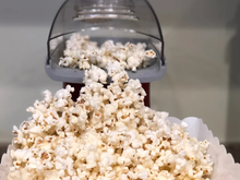 Pipoqueira elétrica que faz pipoca sem óleo entra em oferta na Amazon por menos de R$ 100