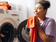 O amaciante deixa suas roupas cheirosas quando sai da máquina, mas o perfume desaparece quando seca? Descubra os segredos para fazer o amaciante cheirar bem por mais tempo