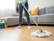 O erro que cometemos com frequência ao usar um esfregão para manter o piso da cozinha limpo e desinfetado