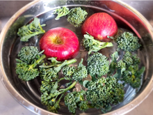 Como higienizar frutas e verduras do jeito certo se os alimentos sempre bóiam pro mesmo lado?