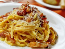 Espaguete à carbonara original: aprenda a fazer o molho sem creme de leite