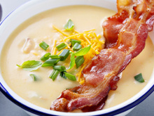 Nada de sopa sem graça, essa receita de sopa de batata muito cremosa é o jantar perfeito para comer nessa friaca!