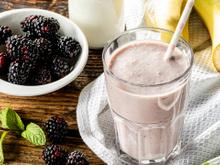 Vitamina de amora com banana é a bebida perfeita para começar o dia: descubra os benefícios dessa combinação