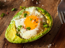 Abacate com ovo assado: uma dupla que faz bem à saúde