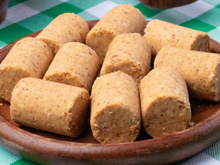 Paçoca rolha caseira de amendoim simples e tradicional com apenas 3 ingredientes
