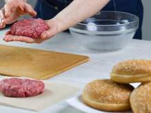 Pouca gente sabe, mas o segredo para o hambúrguer caseiro ficar igual de hamburgueria está nesse detalhe do modo de preparo