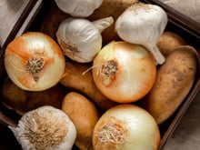 Cozinheiros concordam: para que batatas, cebolas e alho durem mais tempo, guarde-os assim na cozinha