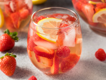 Clericot ou sangria de vinho branco? Aprenda como fazer essa bebida refrescante para as festas de fim de ano