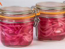 Comida sem graça? Prepare a cebola dessa forma e você vai dar mais sabor e cor para os seus pratos