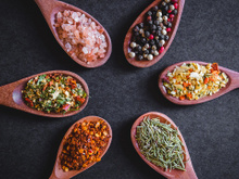 Especialista em nutrição alerta: "Alguns temperos devem ser utilizados apenas cozidos ou refogados"