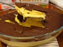 Bombom aberto de maracujá na travessa: sobremesa com casquinha crocante de chocolate é melhor que ovo de Páscoa