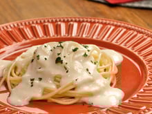 Macarrão com molho branco e ingrediente surpresa fica maravilhoso e não dá trabalho de fazer
