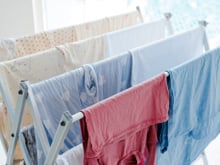 Adeus cheiro de molhado: o método japonês para secar as roupas rapidamente no inverno promete funcionar até dentro de casa
