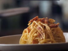 Ainda não escolheu o jantar de Dia dos Namorados? Então já anota essa receita de macarrão a carbonara para impressionar o seu amor!