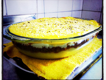 Polenta recheada de carne moída e queijo