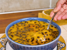Ninguém acredita quando eu falo que demoro 5 minutos para preparar a mousse de maracujá do TudoGostoso de tão cremosa que ela fica