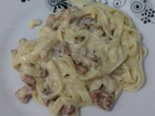 Macarronada ao molho branco com bacon e calabresa