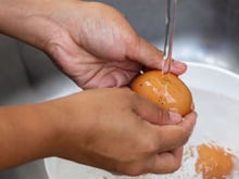 Dessa vez minha avó errou: o que significa lavar ovos antes de guardar na geladeira?