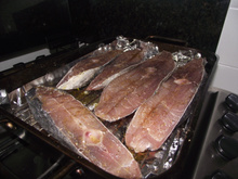 Postas de peixe dourado no forno