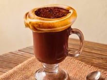 Chocolate quente com marshmallow caseiro tostado na borda igual de cafeteria