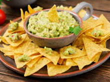 Guacamole com nachos caseiros, o petisco verde e amarelo delicioso ideal para os jogos da Copa