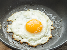 Por que colocar vinagre na frigideira ao fritar ovos e para que serve