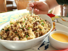 Chega novembro e eu já separo minha receita de farofa com abacaxi e bacon que é sucesso na ceia de fim de ano