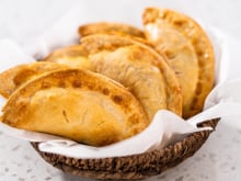Massa de pastel de forno com apenas farinha e maionese para fazer em minutos e rechear como quiser