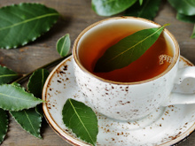 Como preparar infusão de louro para aliviar dores nas articulações, reduzir os níveis de açúcar no sangue e reduzir gases intestinais