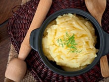 Pare de ferver batatas na água: veja como deixar seu purê de batatas muito mais saboroso