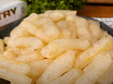 Sem ovo e sem leite: biscoito crocante de polvilho diferente é econômica e fácil de fazer. Partiu lanche?