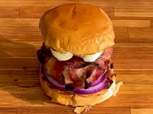 Hambúrguer com Bacon na Grelha