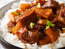 Cansado de frango e carne vermelha? Essa barriga de porco na air fryer feita com molho agridoce é perfeita para variar o cardápio da semana