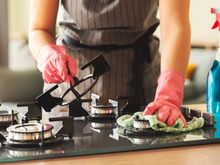 A forma correta de limpar o vidro do fogão sem riscar e o que você nunca deve usar