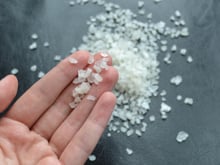 Para que serve o truque do sal grosso no banheiro? Não achei que funcionaria e agora uso todo mês