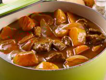 É por isso que você não deve cozinhar batata junto com a carne de panela