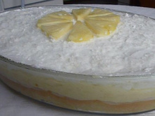 Bolo de abacaxi na travessa: confira a receita deliciosa