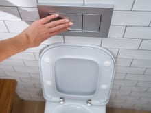A maioria faz errado: é para dar descarga no vaso sanitário com a tampa aberta ou fechada? Veja se você faz certo!