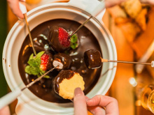 Fondue de chocolate de Dia dos Namorados com 5 sugestões de acompanhamentos