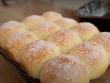 Pão doce melhor que o da padaria: receita desse pãozinho macio com cobertura de coco ralado é simples de fazer