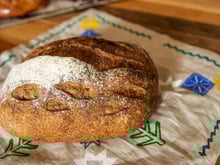 Qualquer pessoa pode fazer este pão italiano: crocante por fora, macio por dentro e sem sova!