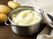 Truque caseiro para dessalgar o purê de batata deixa o acompanhamento no ponto de sal e mais cremoso