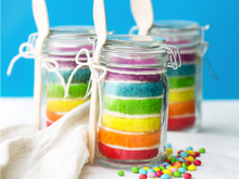 Bolo arco-íris de pote: como fazer