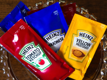 Os sachês ficaram para trás! Entenda por que restaurantes vão deixar de oferecer ketchup, maionese, sal e açúcar a partir de agosto
