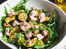 Salada de abobrinha com atum é a receita deliciosa (e fácil) para qualquer refeição: basta temperar bem, misturar e aproveitar