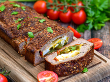 Rocambole de carne com muito recheado e pincelado com barbecue: receita fácil é a favorita do meu filho para o jantar