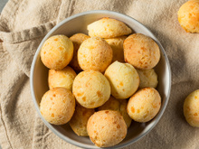 Testei uma receita de pão de queijo que lembra muito o de padaria, só que ainda mais gostoso